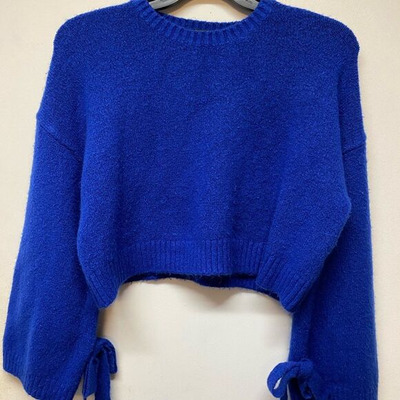 Forever 21 Blue Size M Cropped Sweater With Bows On Sleeves - Picture 1 of 4